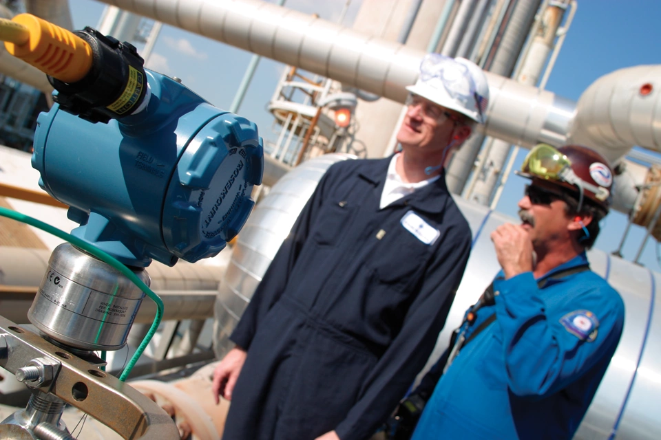 유리 플랜트는 Rosemount 다변수 유량계를 활용해 엔지니어링 비용을 절감하고 용광로 제어 기능을 향상합니다.