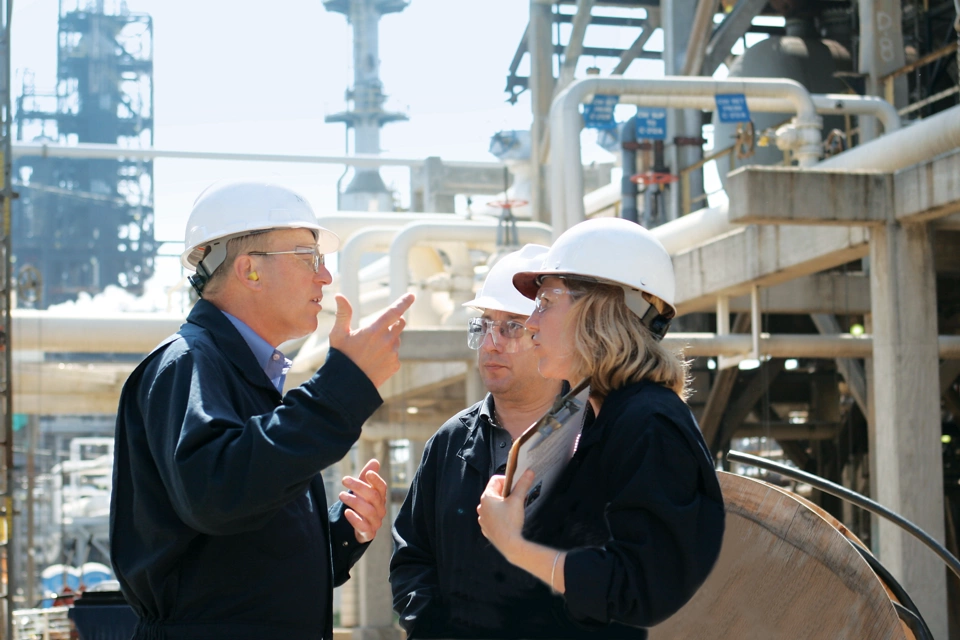 정유소는 생산 한도를 끌어 올리면서도 배관 및 장비 손상을 제어하여 수익성을 높입니다.