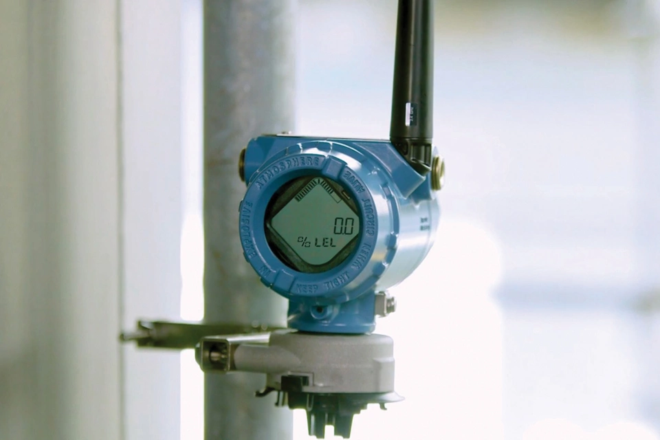 Rosemount 928 Wireless Gas Detector, application shot, pole mount
