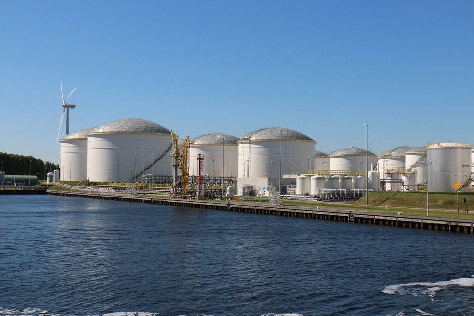 화학 터미널의 2-in-1 레이더 레벨 게이지로 탱크 활용과 안전성 증가