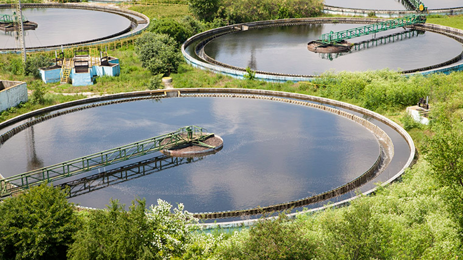 Cleaning construction for a sewage treatment