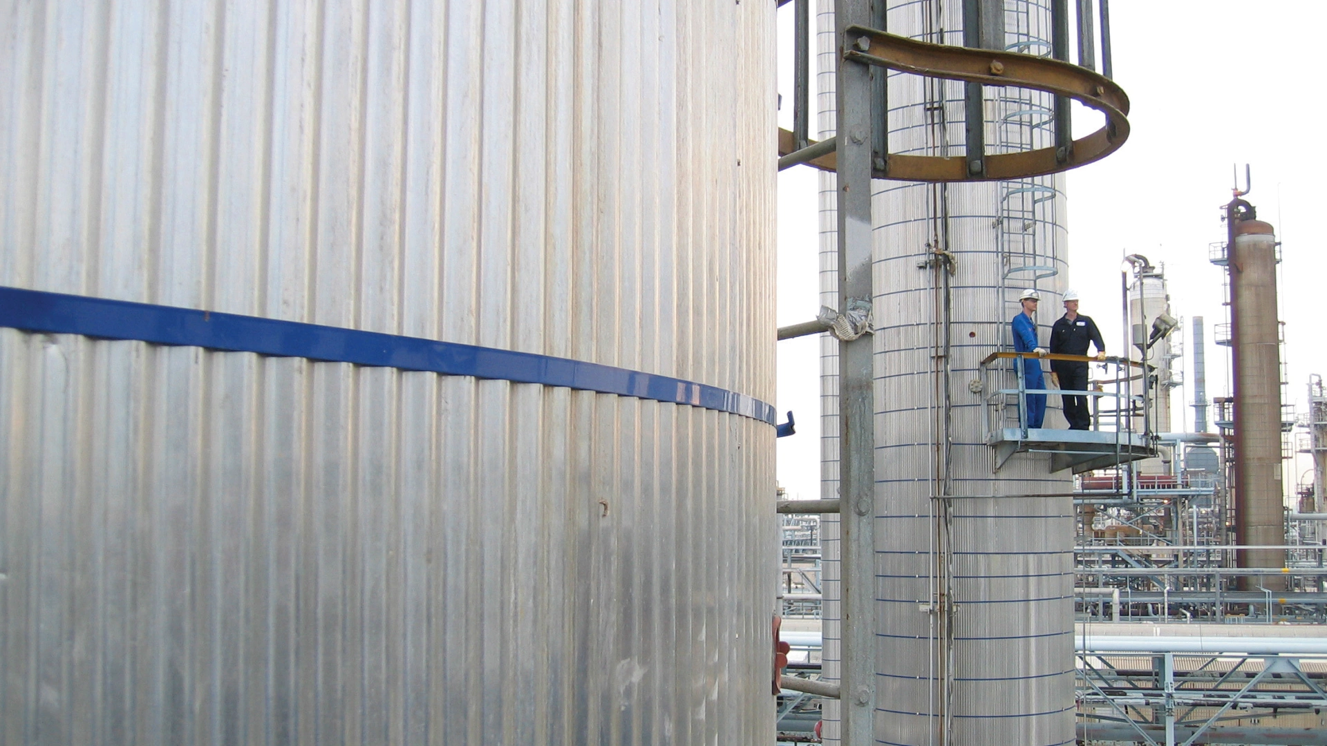 Maximize yield and energy efficiency in distillation columns with integrated control and instrumentation.