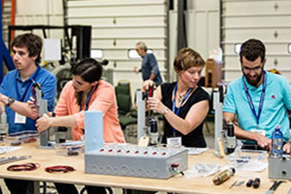 공장, 현장 및 가상 교육