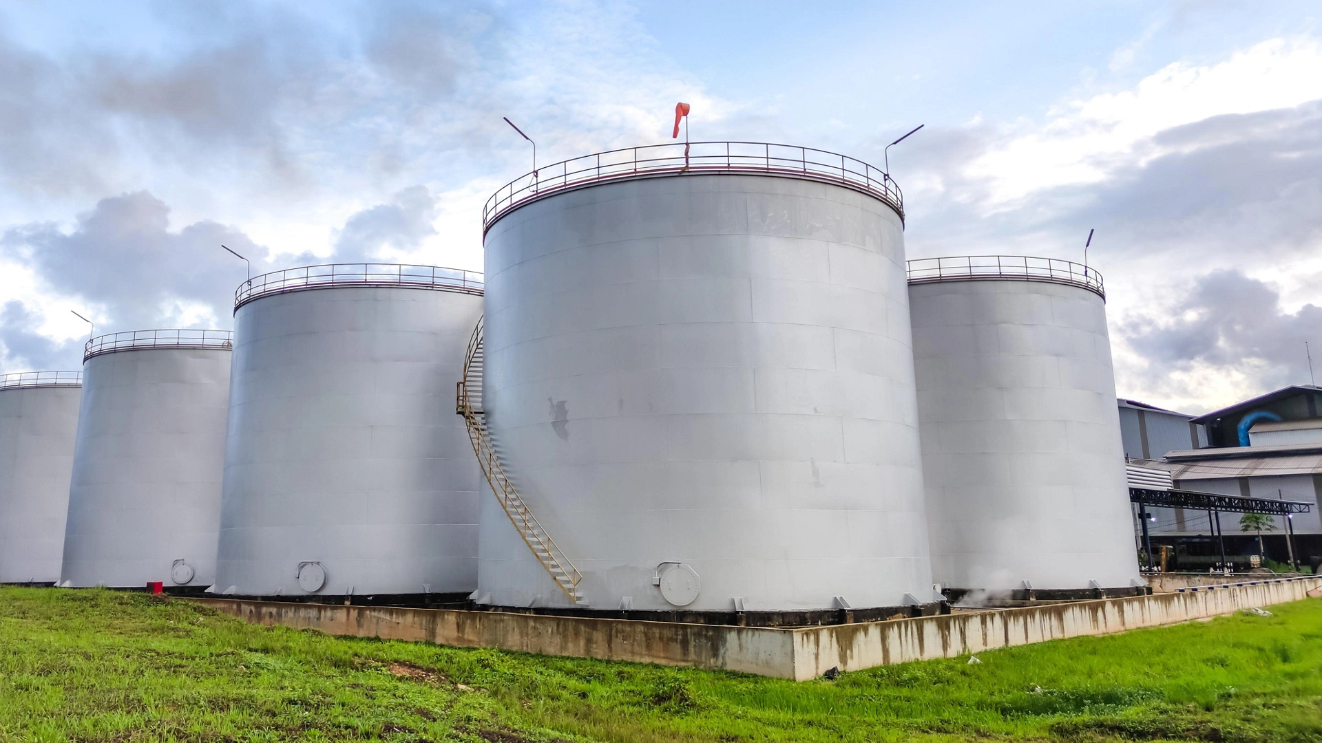 Oil storage tank In industrial areas. Crude oil storage plant For export. Palm oil factories in Asia. Within the industrial plant. Zone tank storage industrial 