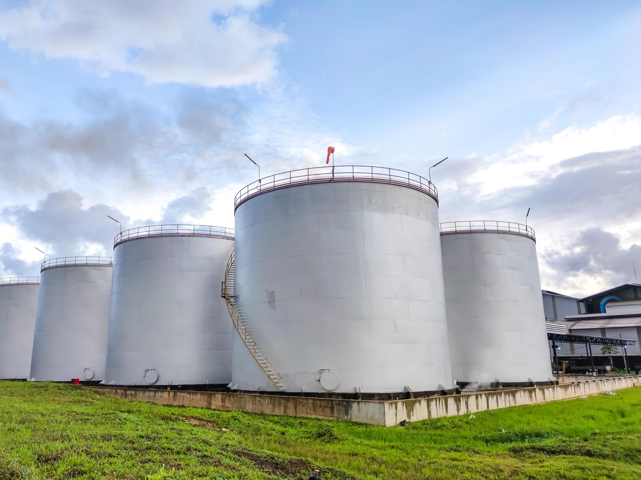 Oil storage tank In industrial areas. Crude oil storage plant For export. Palm oil factories in Asia. Within the industrial plant. Zone tank storage industrial 