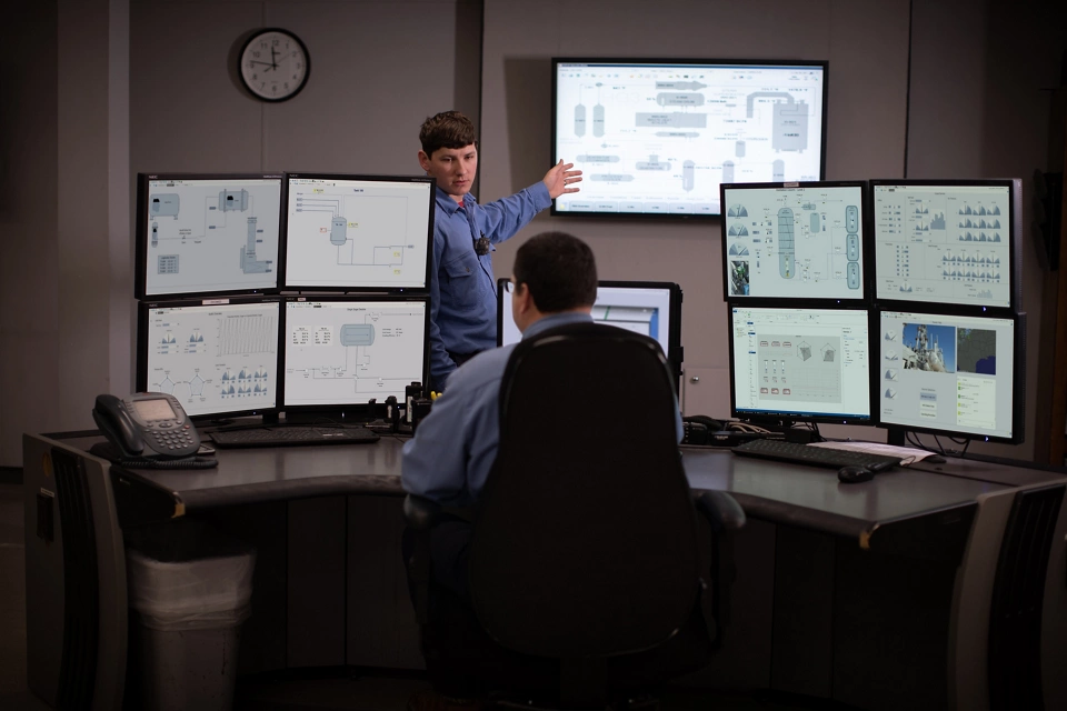 DeltaV™ 자동화를 통해 정제 공정을 개선합니다.