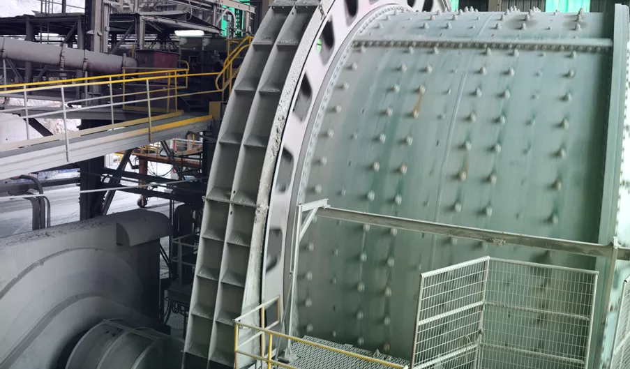 페루 금 광산 운영에서 독특한 SAG 밀 신뢰성 솔루션을 위해 협업한 에머슨과 뉴몬트 팀.